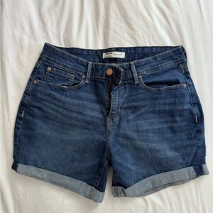Women’s 10 basic Signature Levi Strauss mid rise Blue Jean Shorts w Rolled Hem